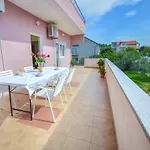 Apartment Brodarica 7 *
