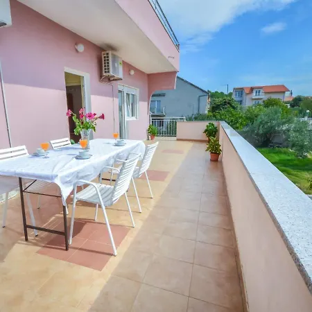 Apartment Brodarica 7 *